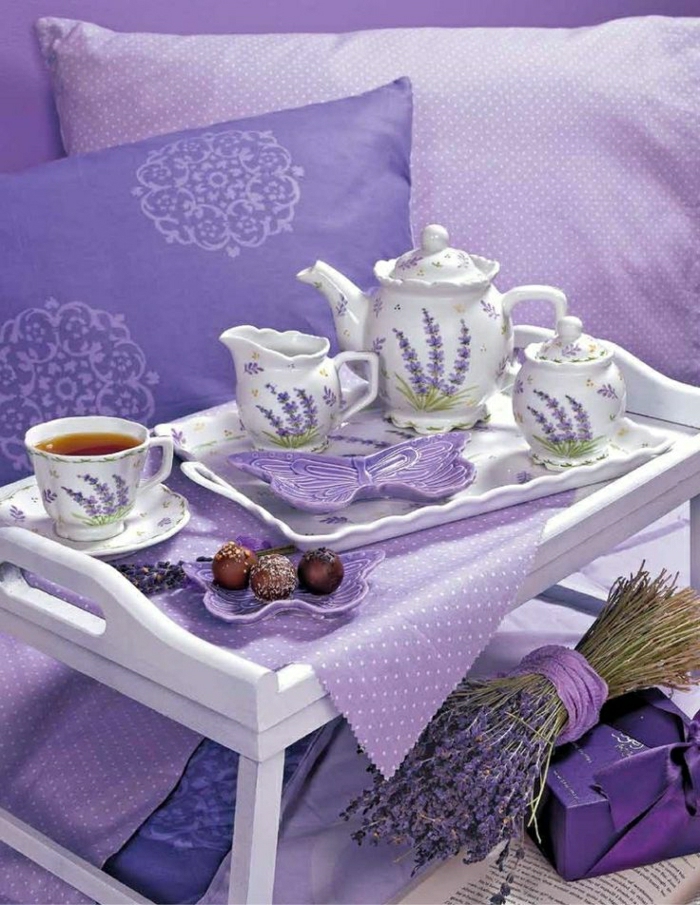 Lavendel-lila-Bettwäsche-Kissen-Serviertisch-Tablett-Tee-Kanne-Tassen-Süßigkeiten