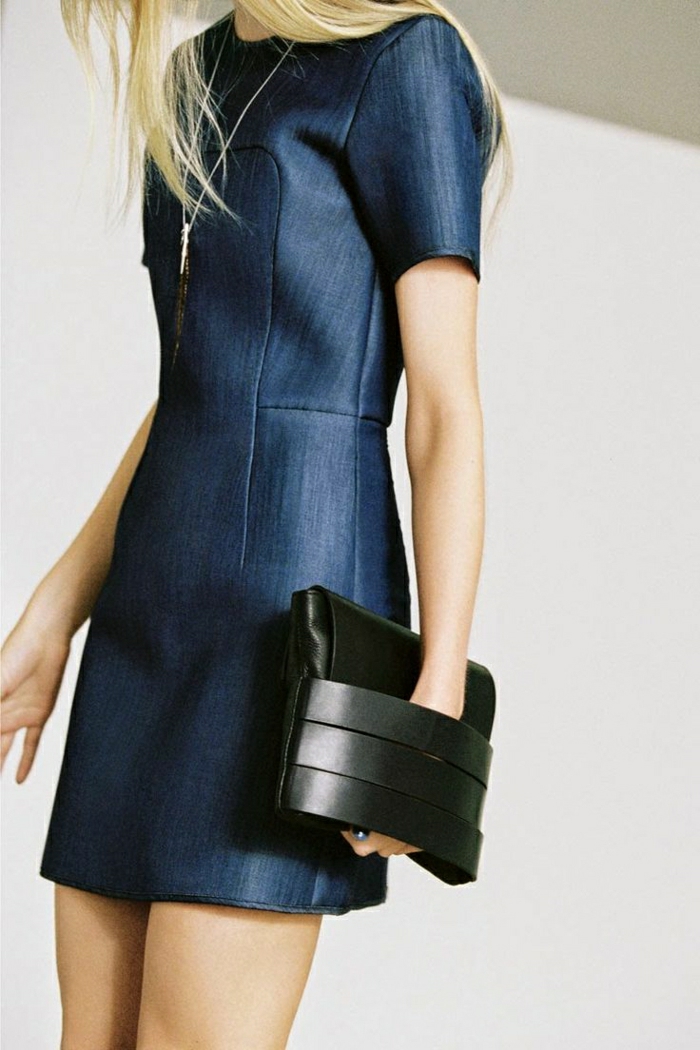 Leder-Clutch-interessantes-Design-Blondine-blaues-Kleid