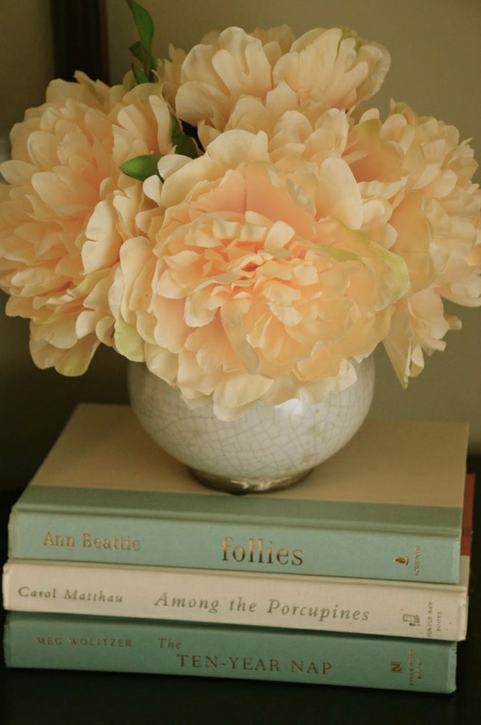 Nachttisch-Dekoration-Blumen-Pfirsich-Farbe-Bücher