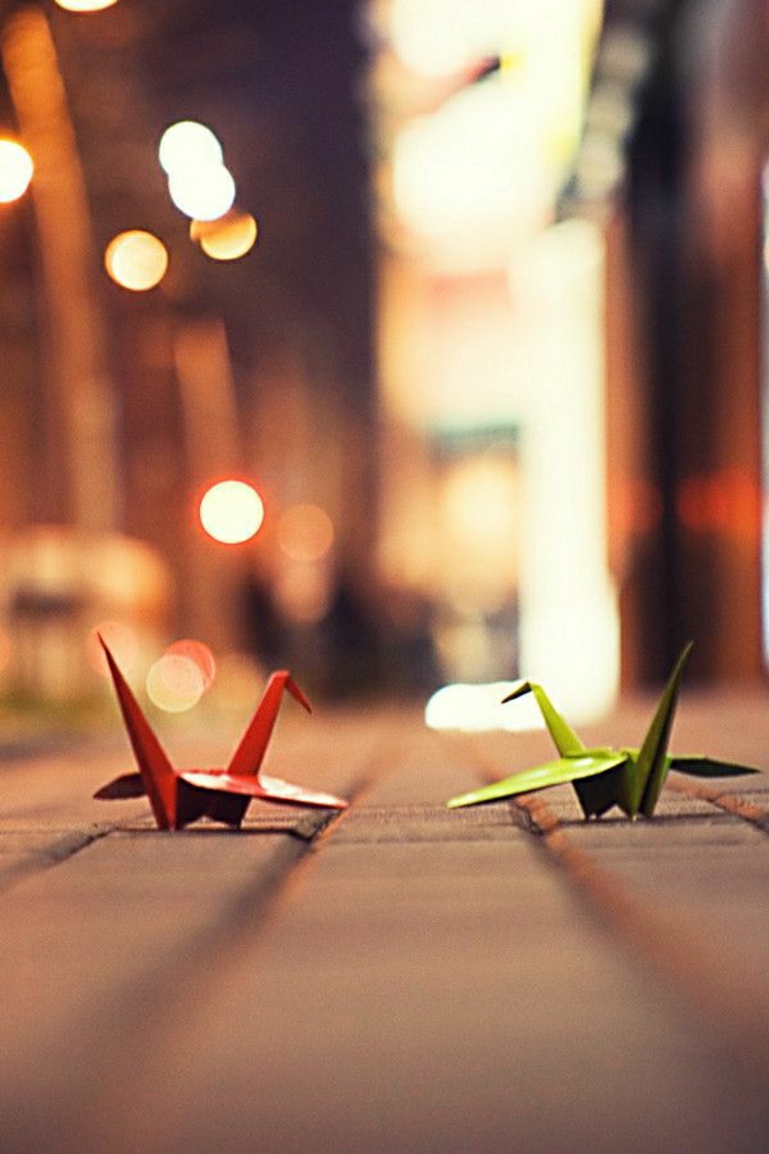 Origami-Kraniche-rot-grün-Straße