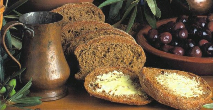 griechische-Speisen-Paximadi-Brot-Feta-Käse-Oliven