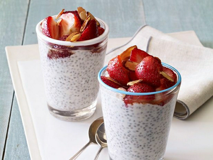 Protein-reiches-Frühstück-Joghurt-Erdbeeren-Chia-Samen