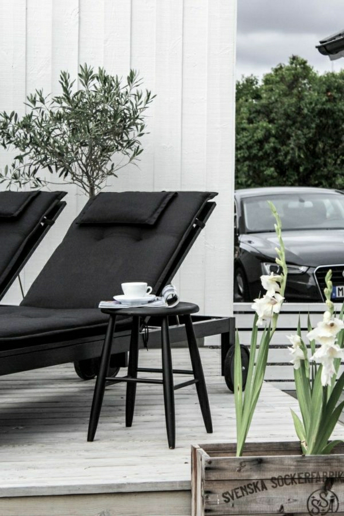 Raum-im-Freien-skandinavische-Wohnung-schwarze-Möbel-minimalistisch-Pflanzen
