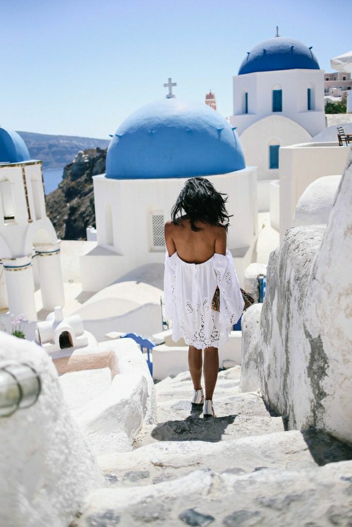 Reise-Urlaub-Griechenland-Santorini-weißes-Kleid-Sommer