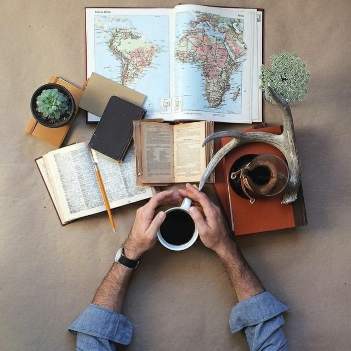 Reise-plannieren-Kaffee-Bücher-Atlas