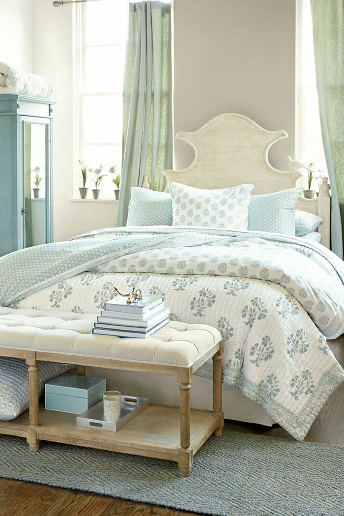 Schlafzimmer-Bett-interessantes-Design-Kleiderschrank-Minze-Farbe-Bettwäsche-Ornamente-Bank