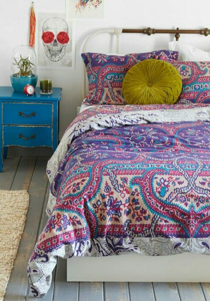 Schlafzimmer-Boho-Chic-Stil-Bettwäsche-lila-blauer-Nachttisch-Schädelbild