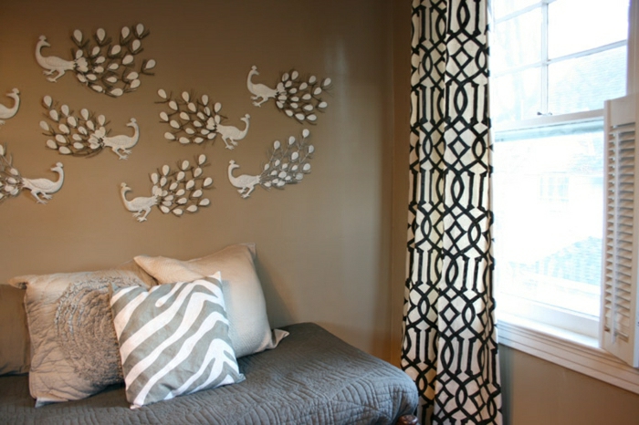 Schlafzimmer-Wandfarbe-Cappuccino-Pfau-Wandtattoos-Fenster-graphische-Gardinen