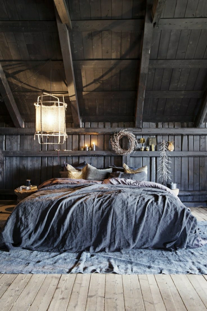 Schlafzimmer-Holzgebäude-rustikale-Atmosphäre-schöne-Bettwäsche-blau