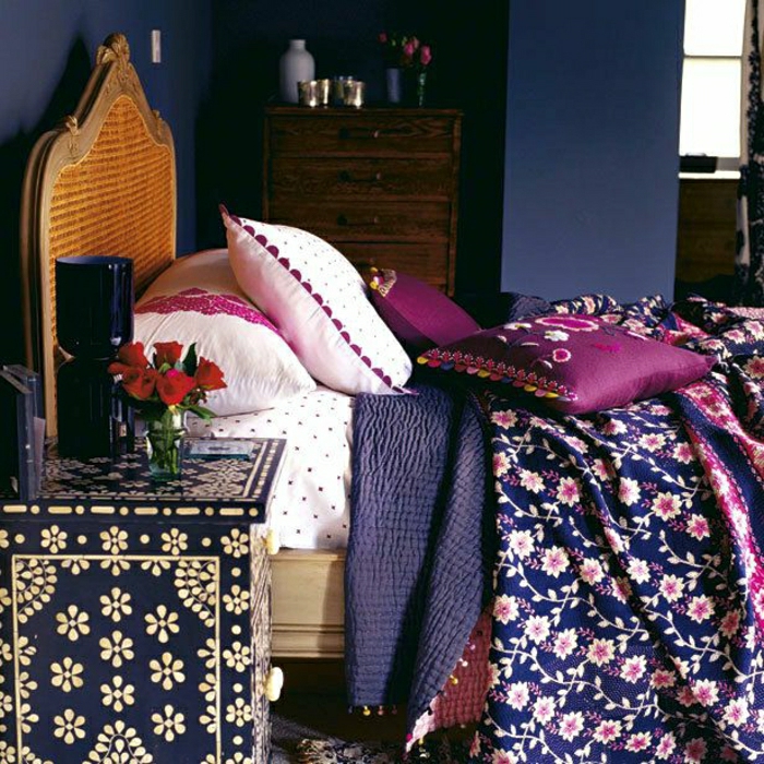 Schlafzimmer-Kommode-Nachttisch-Vase-Rosen-lila-Bettwäsche-indischer-Stil