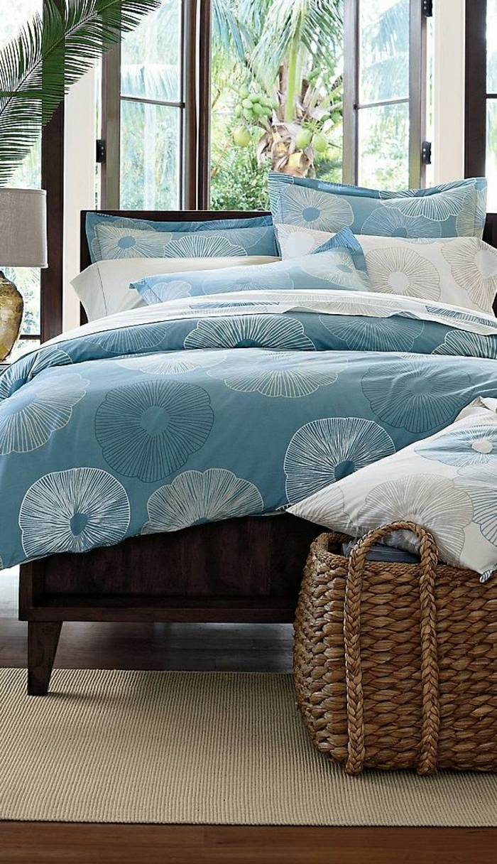 Schlafzimmer-Palmen-blaue-Bettwäsche-frisches-Muster-Kissen-Rattankorb