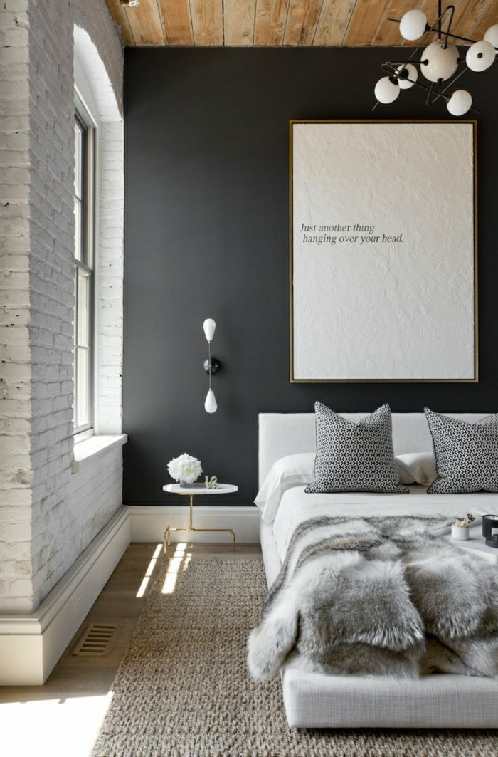 Schlafzimmer-Ziegelwände-schwarze-Wand-hölzerne-Zimmerdecke-Bild-Aufschrift