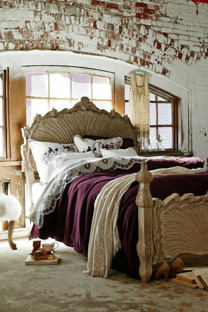 Schlafzimmer-aristokratisch-Ziegelwände-lila-Bettwäsche-Frühstück-Kleid
