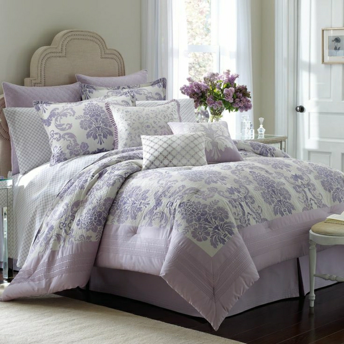 Schlafzimmer-elegant-Bett-beige-Bettwäsche-Lavendel-weiße-Gardinen-Flieder