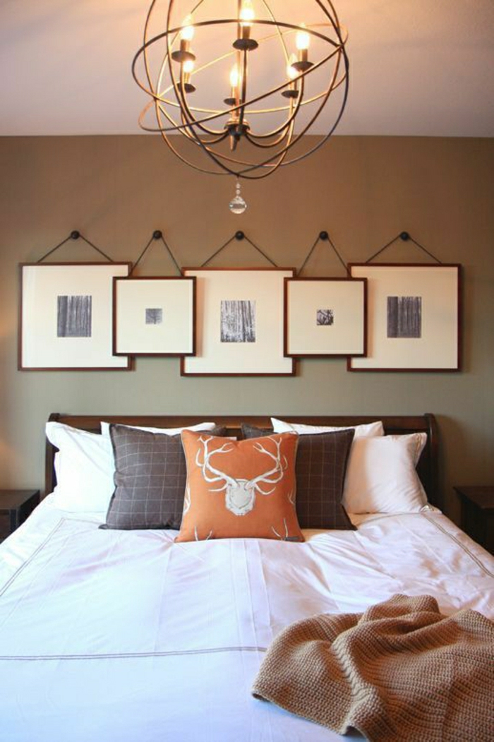 Schlafzimmer-extravaganter-Kronleuchter-hängende-Wandbilder