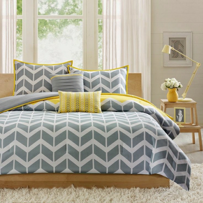 Schlafzimmer-flaumiger-Teppich-Bettwäsche-grau-weiß-gelbe-Akzente