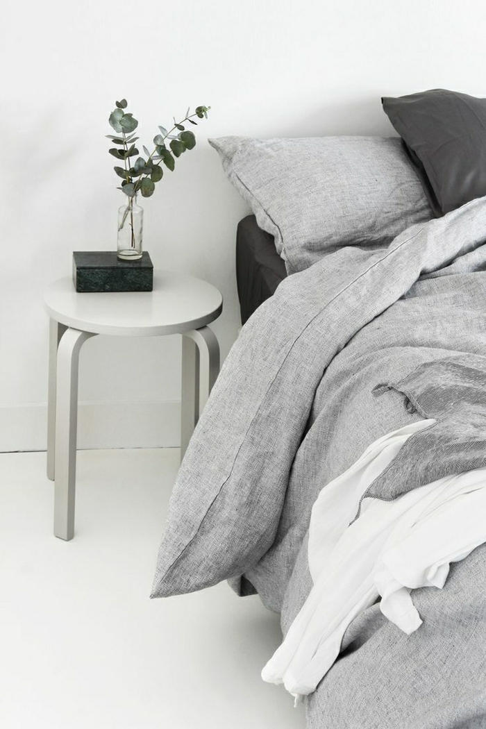 Schlafzimmer-grau-weiß-Bettwäsche-schön-gemütlich-minimalistisch