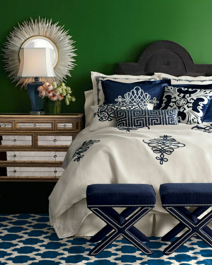 Schlafzimmer-grüne-Wand-Kommode-Spiegel-schönes-Design-Rosen-Hocker-schwarzes-Bett-schöne-Bettwäsche-blau-weiß-Ornamente-atistokratisch