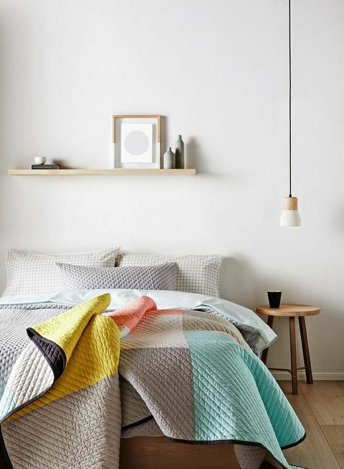 Schlafzimmer-minimalistisches-Design-schöne-Bettwäsche-bunte-Quadrate
