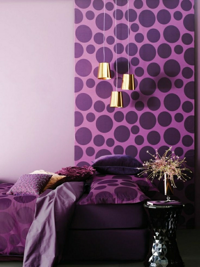 Schlafzimmer-modernes-Design-Wände-Bettwäsche-lila-goldene-Leuchten