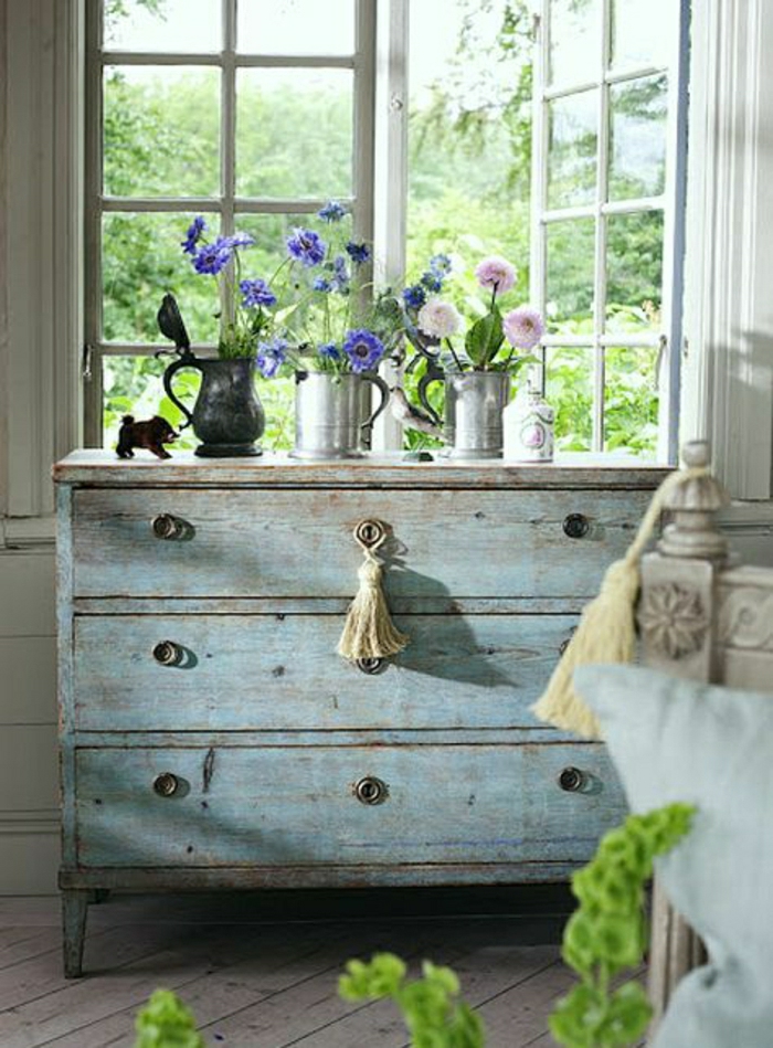 Schlafzimmer-schwedisches-Interieur-türkisblaue-Kommode-Frühlingsblumen-Fenster-Grün