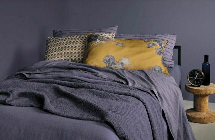 Schlafzimmer-simples-Design-lila-Bettwäsche-Schlafdecke-Kissen-gelb