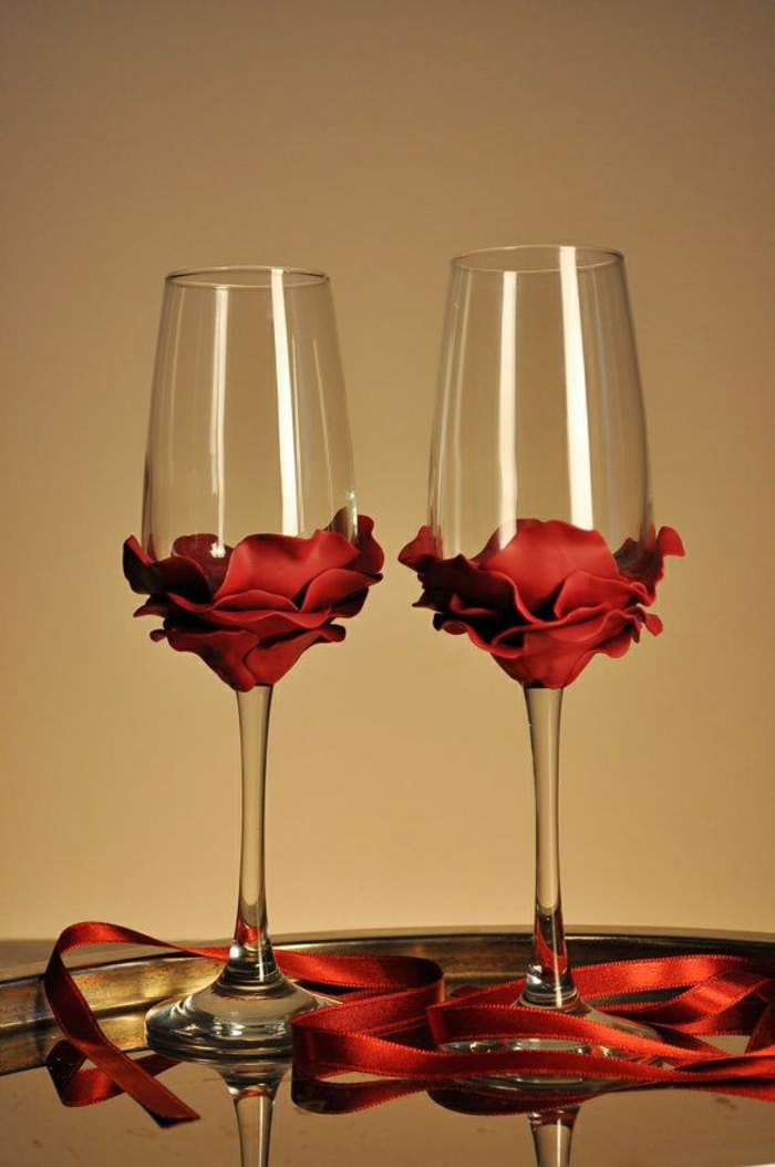 Sektgläser-Hochzeit-rote-Rosen-Bänder