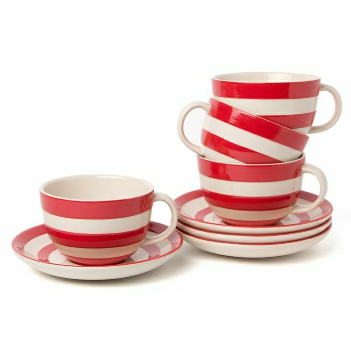 Set-aus-Cappuccino-Tassen-rot-weiß