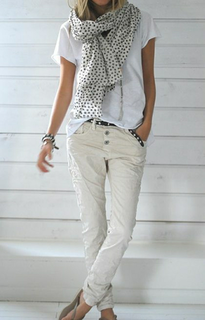 Sommerkleider-in-Weiß-Jeans-T-Shirt-Schal