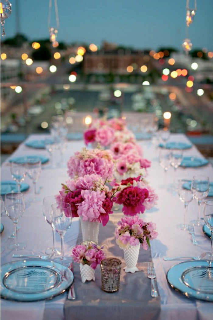 Tisch-Dekoration-Blumen-Kerzen-blaue-Teller