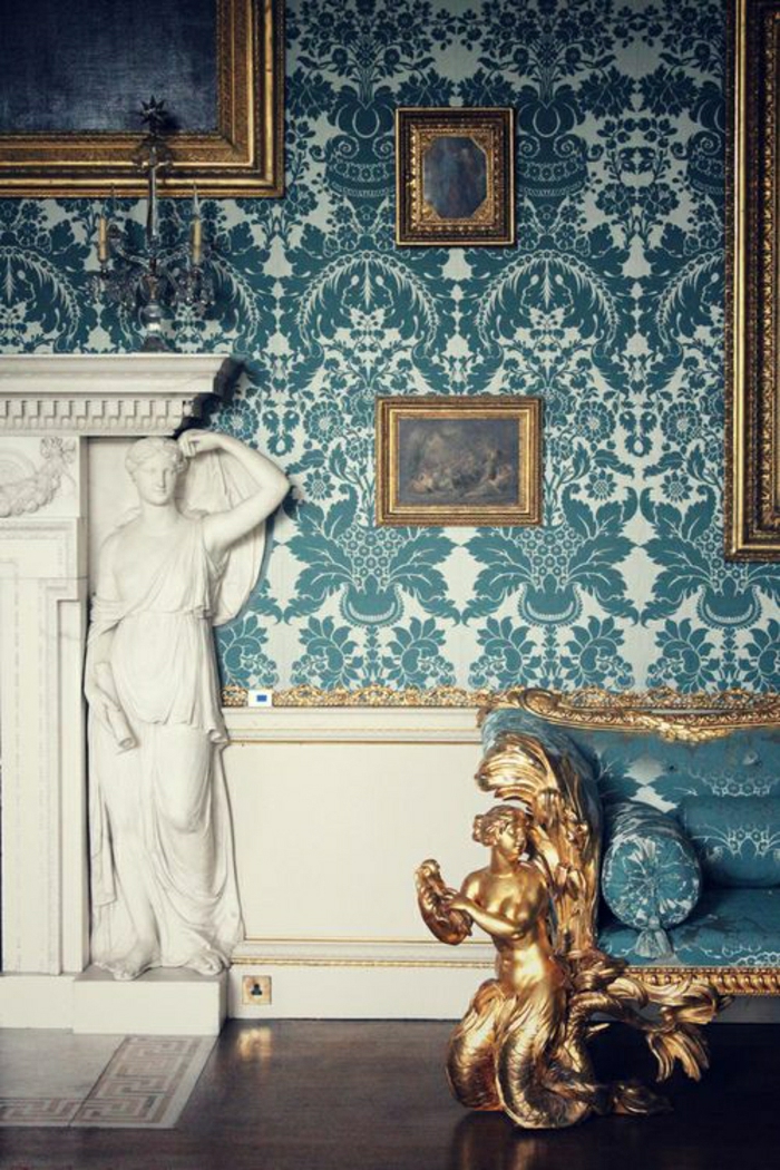 Vintage-Design-goldene-Elemente-Statuen-Barock-Tapete-blauer-Grundton-türkisblaue-Ornamente