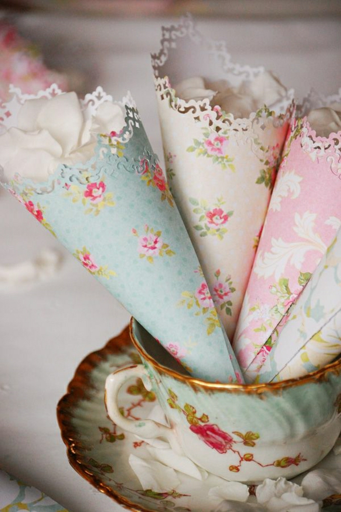 Vintage-Teetasse-Porzellan-weiße-Rosenblätter-Konfetti-Tapeten-Kornette