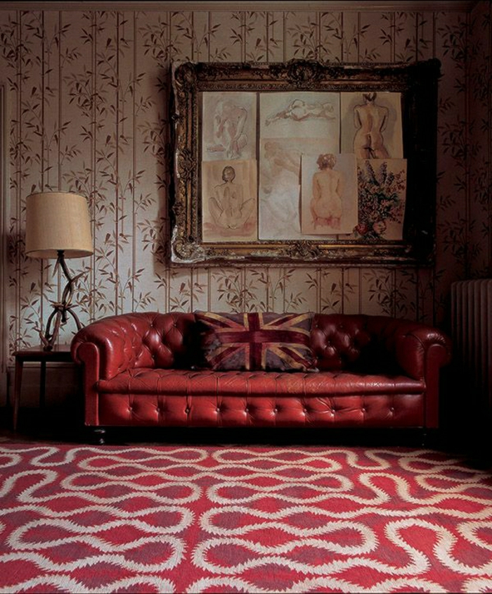 Vivienne-Westwood-Design-rotes-Chesterfield-Sofa-Kisse-englische-Flagge