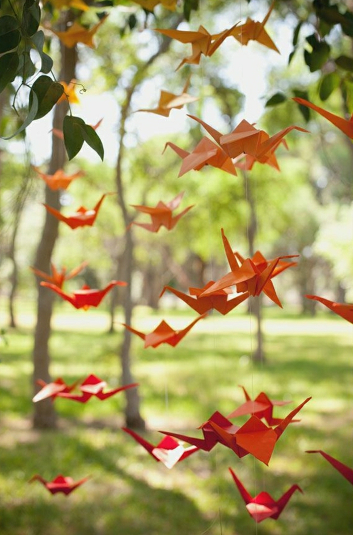 Wald-Bäume-Origami-Kraniche-hängende-Deko-orange-rot
