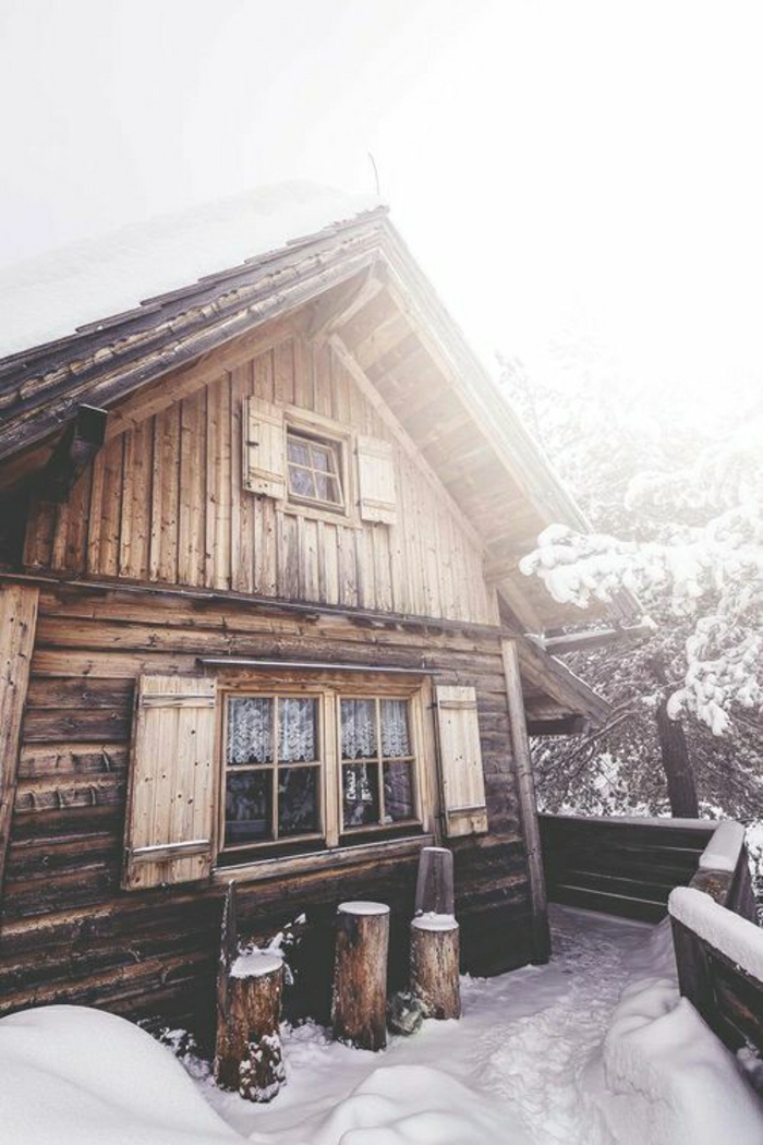 Winterhütte-Holz-Schnee-Veranda-Bäume