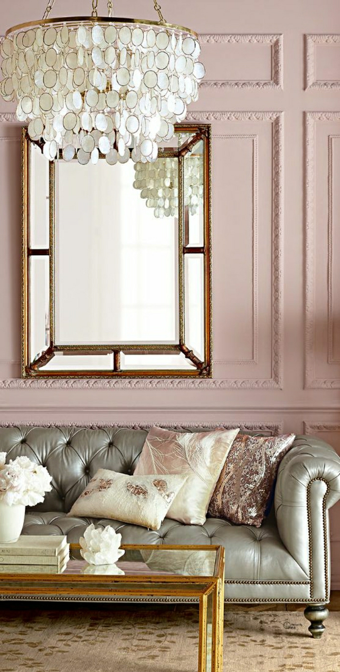 Wohnzimmer-Chesterfield-Sofa-Metallglanz-Kissen-rosa-Wände-schöner-Kronleuchter