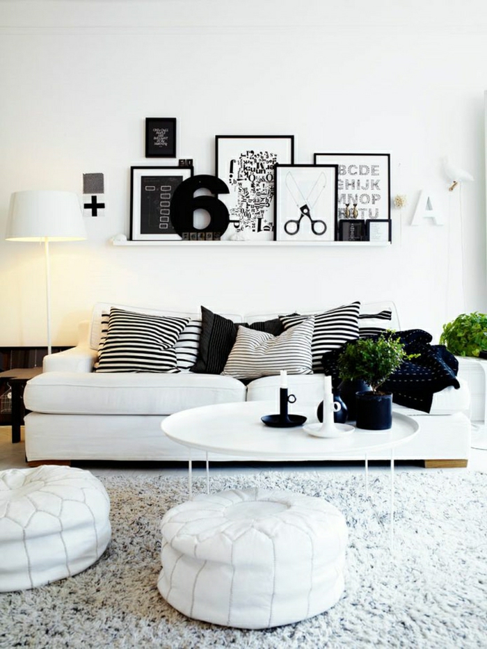Wohnzimmer-Sofa-Kissen-graphisch-schwarz-weiß-flaumiger-Teppich-Bilder-Buchstaben-Scheeren