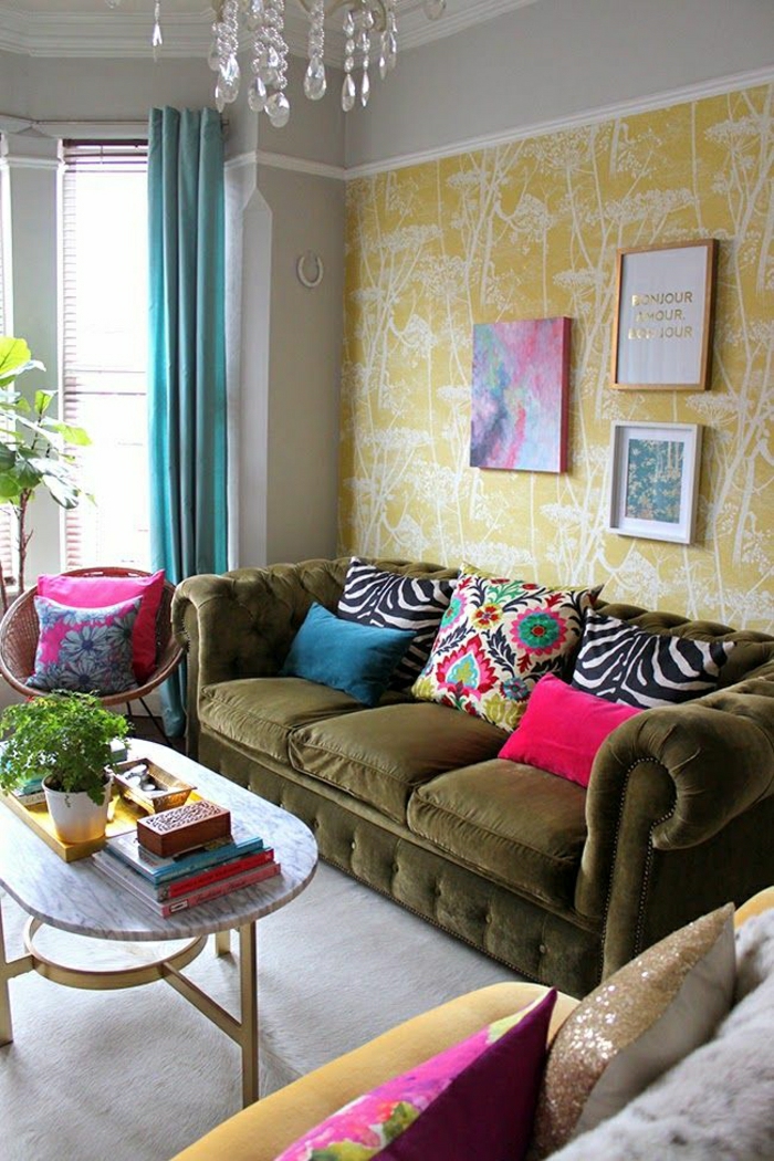 Wohnzimmer-olivgrünes-Chesterfield-Sofa-bunte-Kissen-Zebra-Print