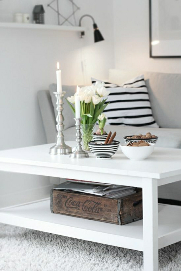 Wohnzimmer-skandinavisch-flaumiger-Teppich-gestreifte-Kisse-Tulpen-Kerzenhalter