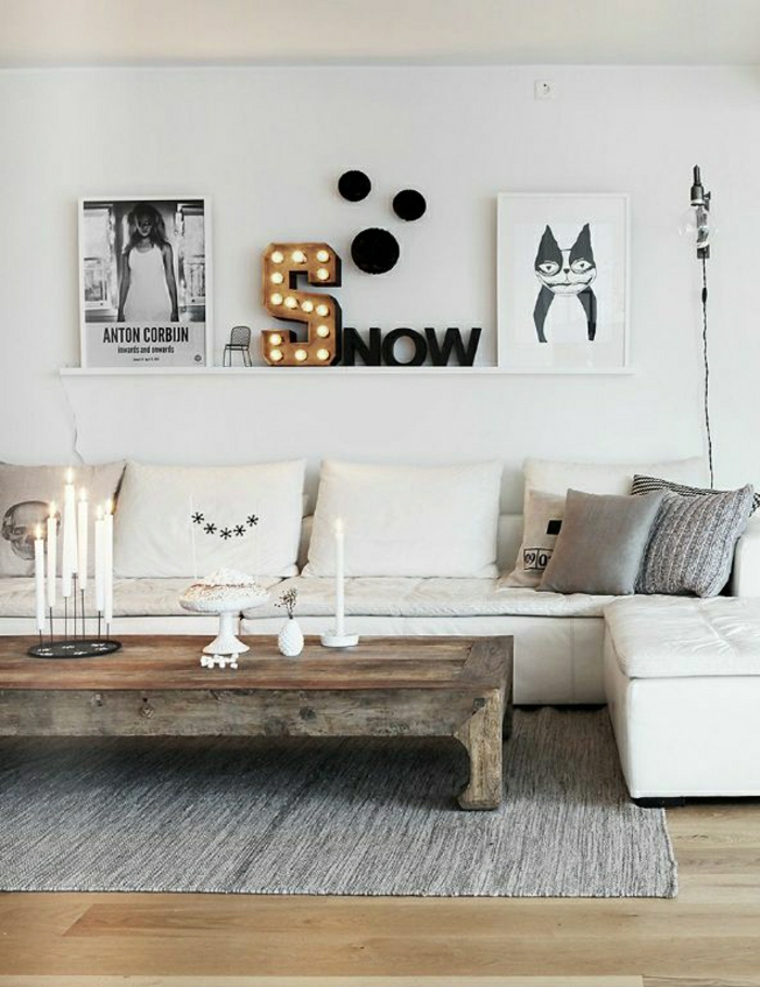 Wohnzimmer-weiße-Gestaltung-rustikaler-Tisch-moderne-Wandbilder-Katze-Frau