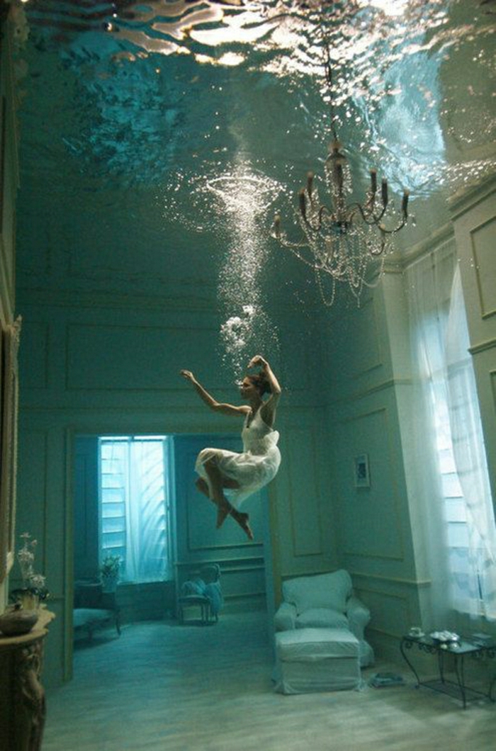 Zimmer-Mädchen-unter-Wasser