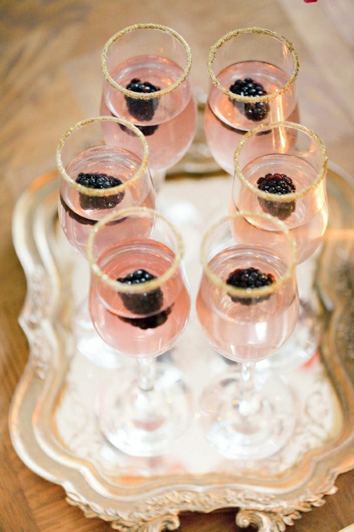 Zucker-umrandete-Brombeere-Cocktails-Champagner-Gläser