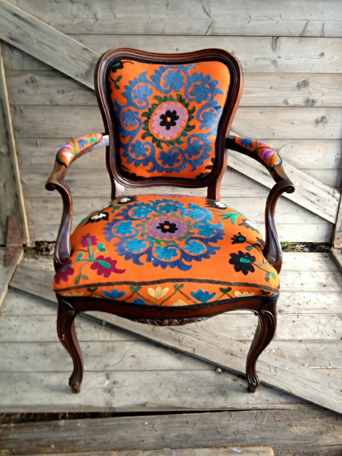 antiker-französischer-vintage-Sessel-orange-Ornamente