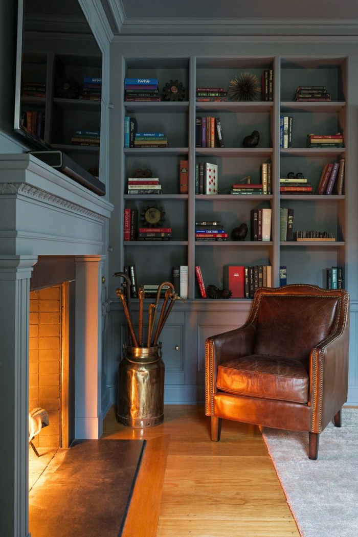 aristokratische-Wohnung-vintage-Sessel-Leder-Bücherregale-Kamin