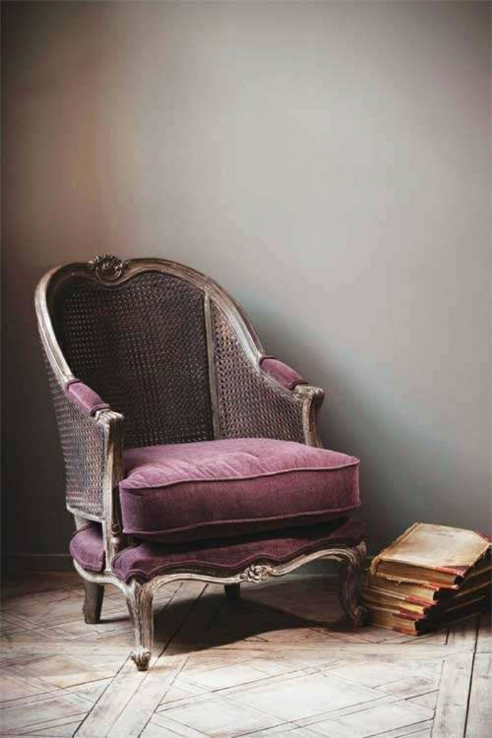aristokratischer-Sessel-lila-vintage-Samt