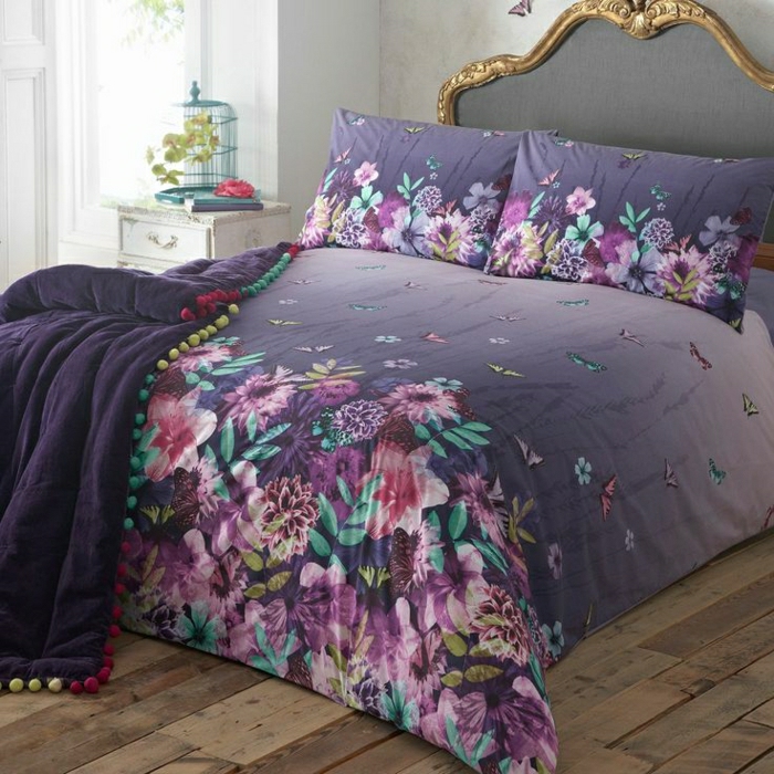 aristokratisches-Bett-lila-Bettwäsche-Blumenprint-Schlafdecke-vintage-Nachttisch-weiß-Vögelkäfig