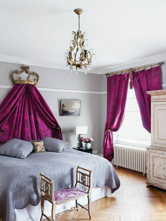 aristokratisches-Schlafzimmer-zyklamfarbene-Gardinen-Bettwäsche-lila-Kronleuchter
