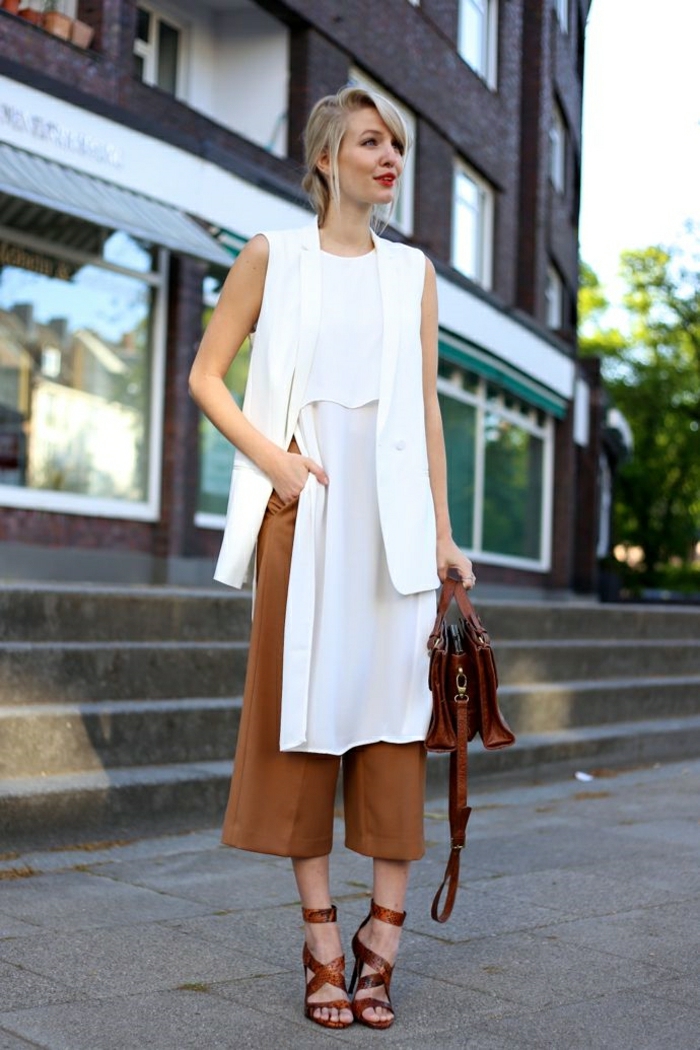 asymetrische-vielschichtige-Sommerkleidung-weiß-Tasche-Sandalen-braun