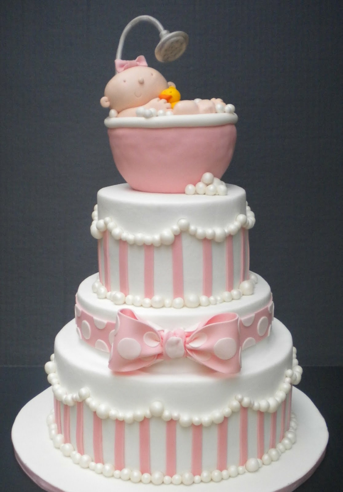 baby-torte-rosiges-modell-grauer-hintergrund