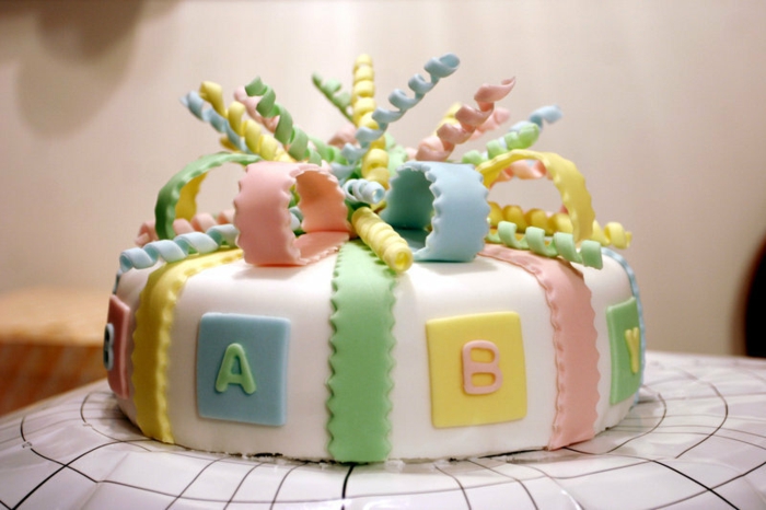 baby-torte-schönes-buntes-modell